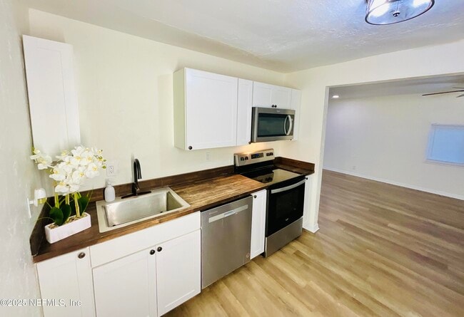 Building Photo - 18713 Charlotte Ave