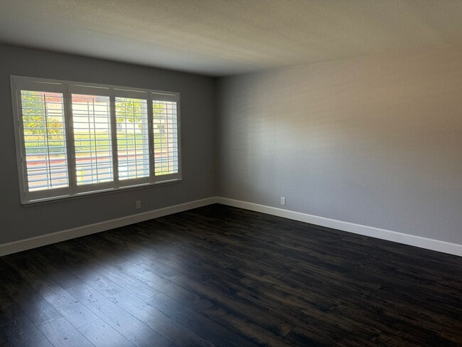 Building Photo - Remodeled 4 Bedroom 2 Bath Home in the des...