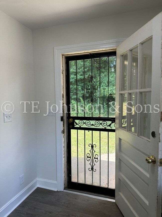 Building Photo - Charming 2-Bedroom Corner Lot Home with Ne...