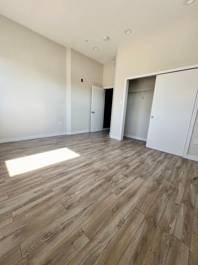 Building Photo - 932 N Marshall St