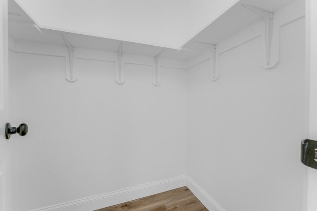 Building Photo - 702 E Park Ave