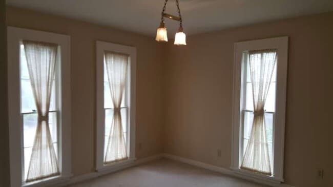 Building Photo - 316 1/2 E 7th Street Unit