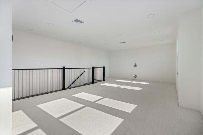 Building Photo - Brand New spacious 4bd/3.5bth Sarasota Hom...