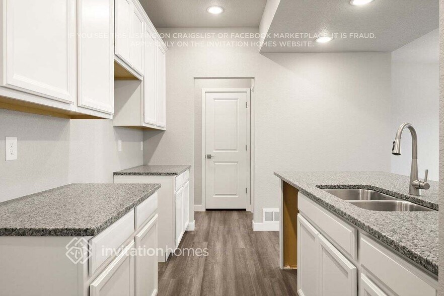 Building Photo - 11480 Sanderling St