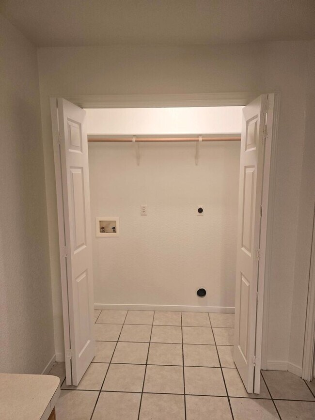 Building Photo - 1602 Van Zanten Dr