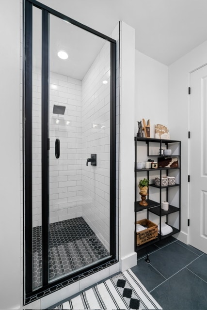Large shower - 306 Maplewood Ct