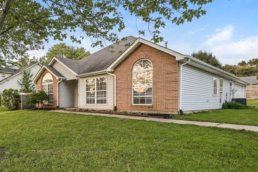 Building Photo - 2204 Joann Dr