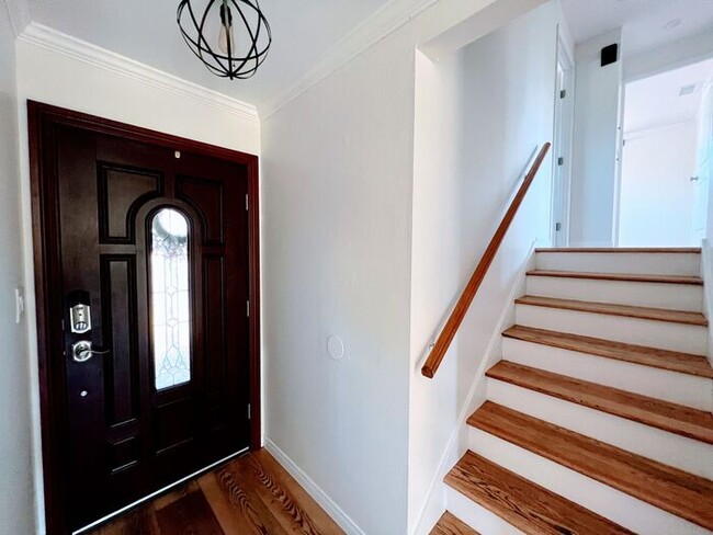 Building Photo - 3 Bed / 2 .5 Bath Home with Private Yard i...