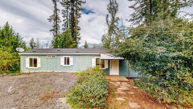 Building Photo - Gated 2 bedroom 1 bath at Pochini Family Farm!