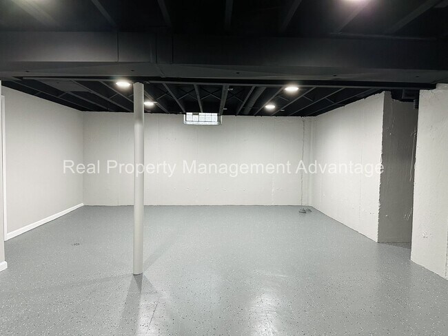 Building Photo - Oak Park Mid-Century Modern Beauty!