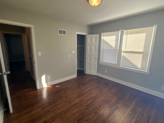 Building Photo - 5830 Paseo Blvd