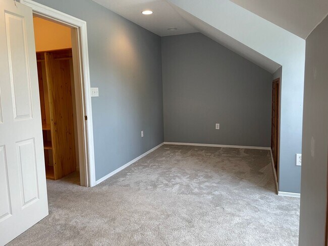 Building Photo - Luxury 3 Bedroom, 1.5 Bathroom End of Row ...
