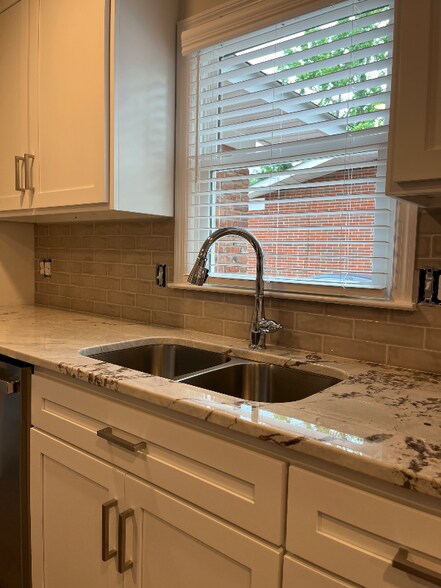 Building Photo - 3517 Jamaica Dr