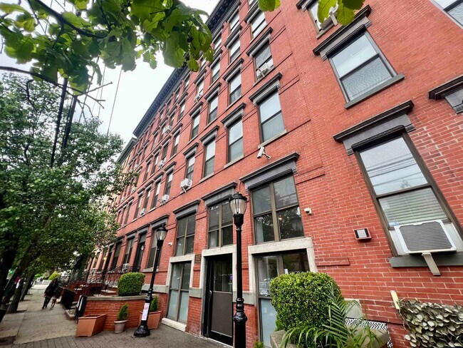 Building Photo - 1115 Willow Ave
