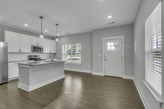 Building Photo - Charming 3-Bed, 2.5-Bath Townhouse Gem in Travelers Rest