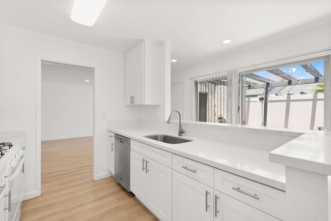 Building Photo - NEWLY RENOVATED South HB Gem!