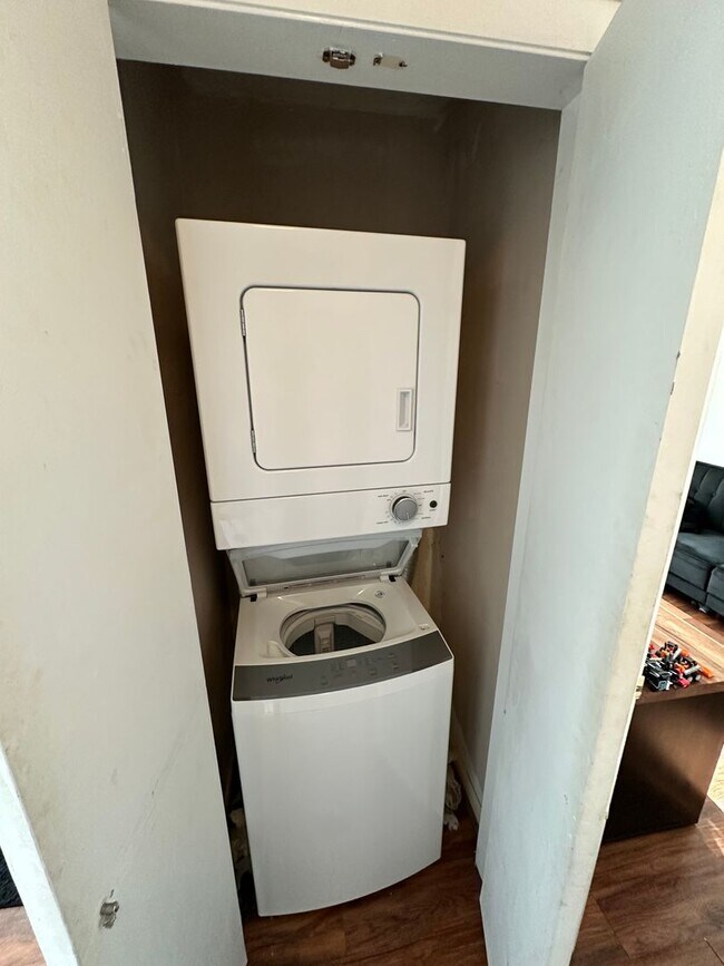 Building Photo - UT - 1205-D (New)