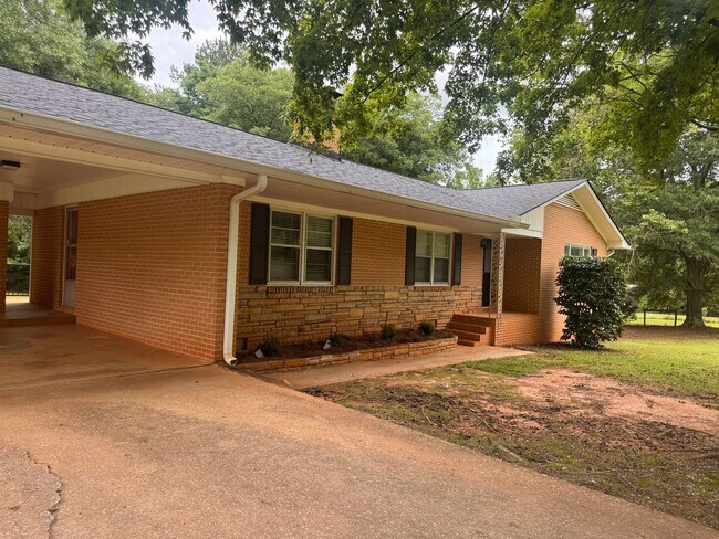 Building Photo - Spacious Brick Ranch on 3 Private Acres in Commerce