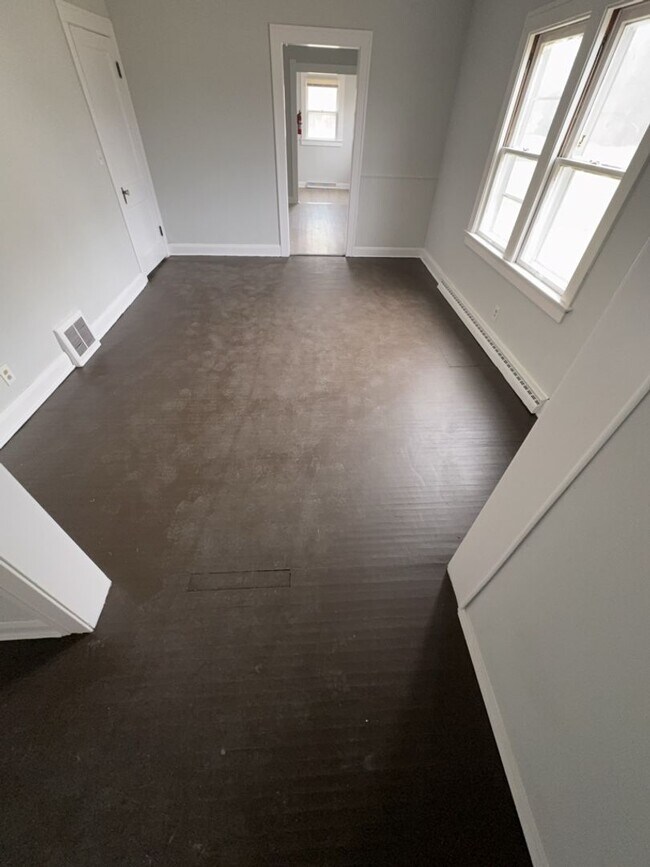 Building Photo - 960 W Delaware Ave