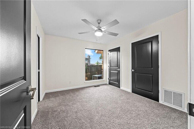 Building Photo - 4 bedroom Single Family home in Fianna Hils