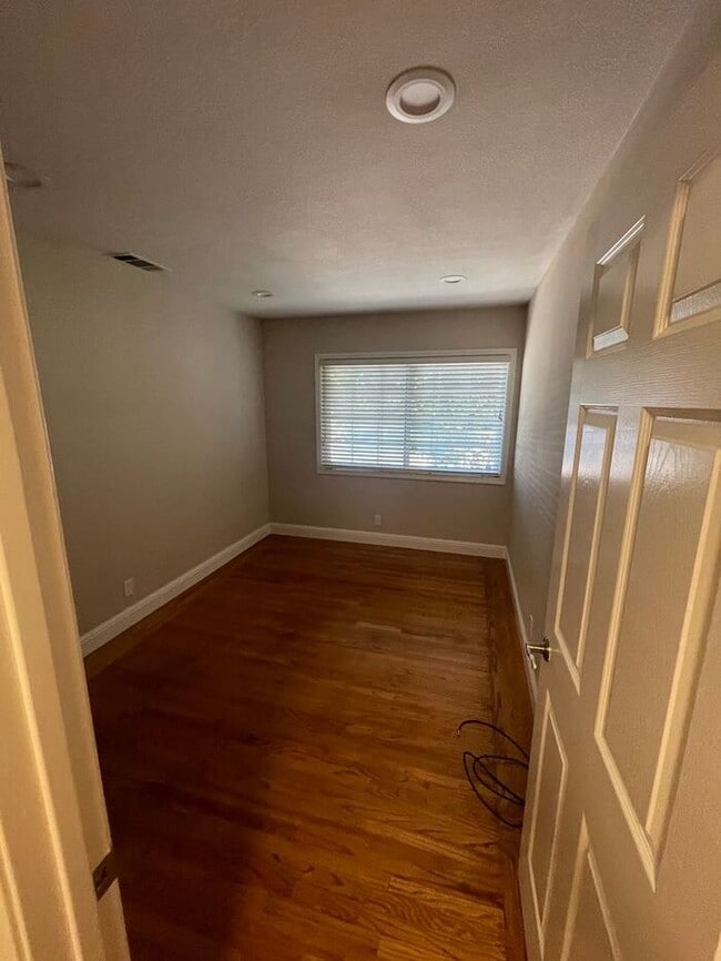 Building Photo - Great 3 Bedrooms 1 Bath home near Lake Chabot