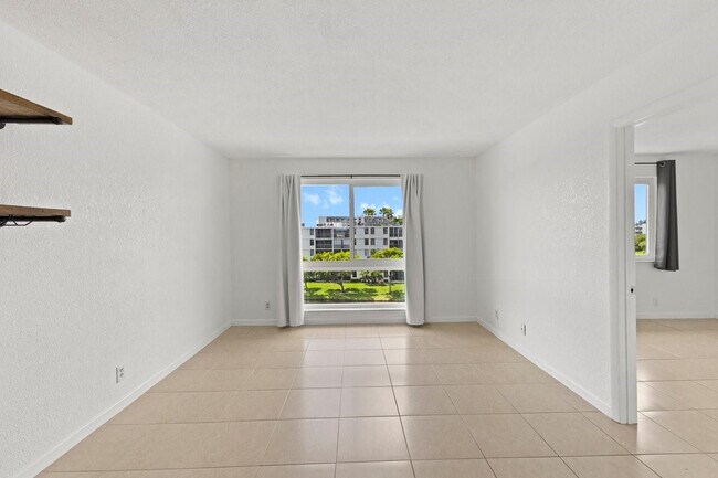 Building Photo - 2106 S Cypress Bend Dr