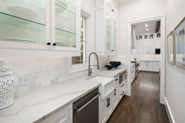 Building Photo - 3537 Villanova St