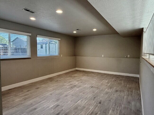 Building Photo - Spacious 4 bedroom, 3 bathroom home in the heart of Aurora is ready for immediate move in! Conven...