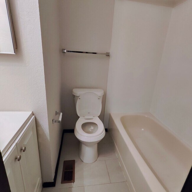 Building Photo - 3BR/2.5BA Townhome for Rent