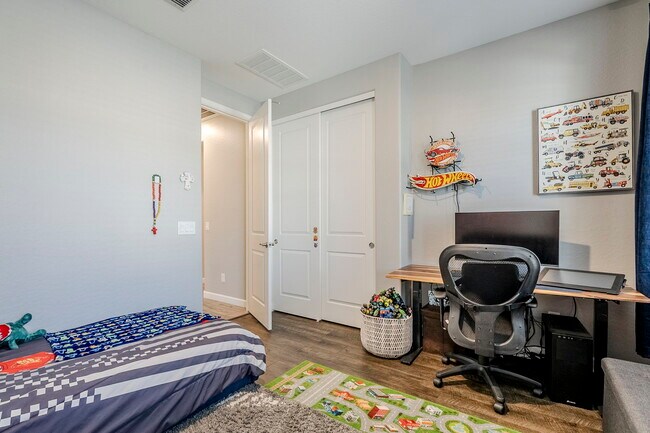 Building Photo - 9935 E Thornbush Ave