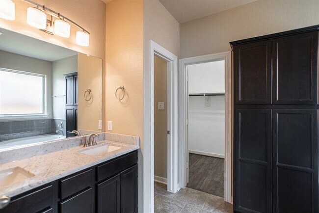 Building Photo - 99 West Wading Pond Circle