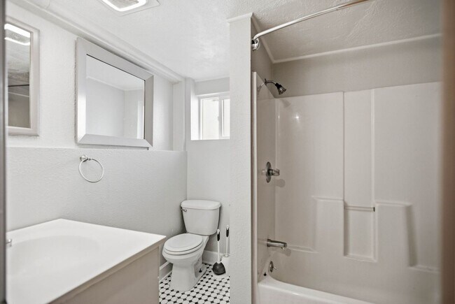 Building Photo - Steps from Green Lake ,6 bed 3 bath home with 2 kitchens and 2 laundry rooms.
