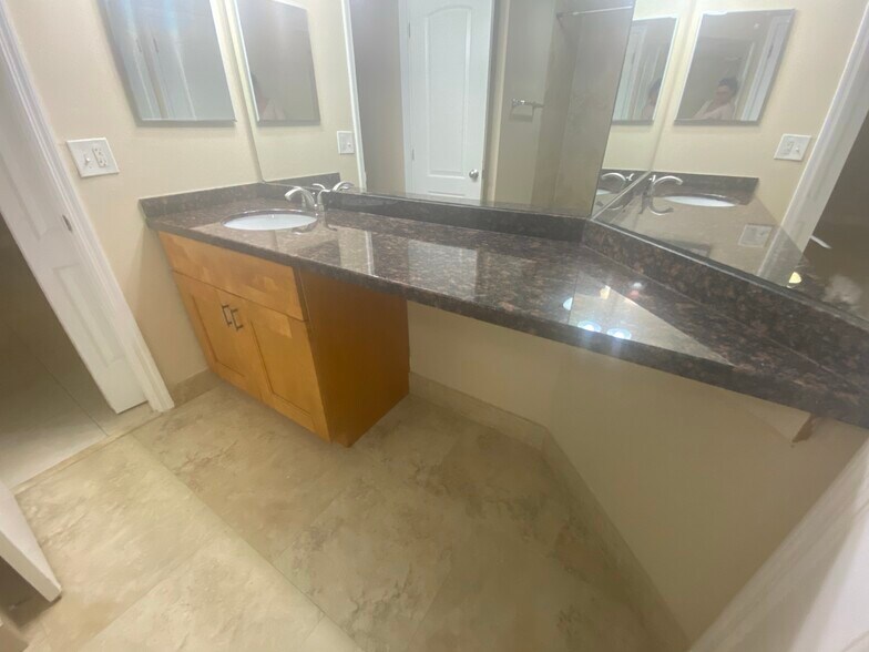 Building Photo - 2861 N Oakland Forest Dr