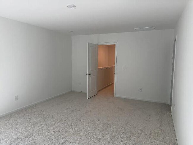 Building Photo - 898 Pilot St