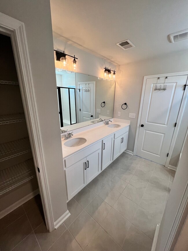 Building Photo - 575 McLernon Trce