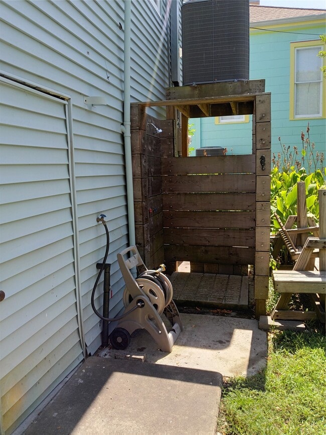 Building Photo - 2725 1/2 Bernardo De Galvez Ave