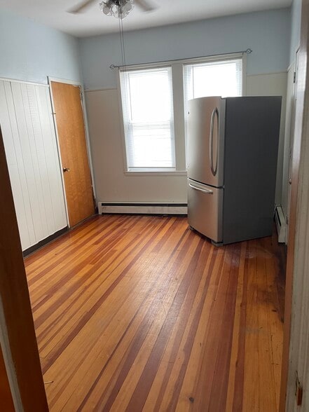 Dining area - 73 Marion Ave N