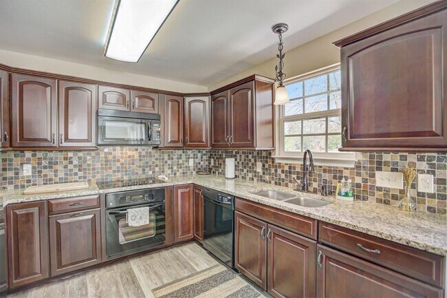 Building Photo - 460 Pine Tree Loop