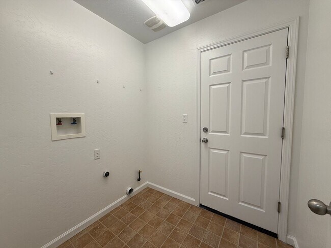 Building Photo - 3-bedrooms and two bathrooms home located in Visalia, CA