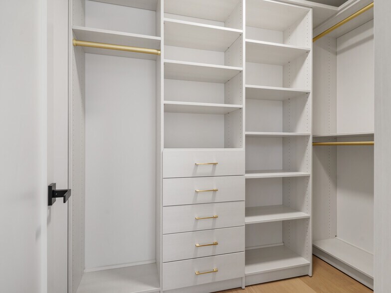 walk in closetswa - 116 Sherman St