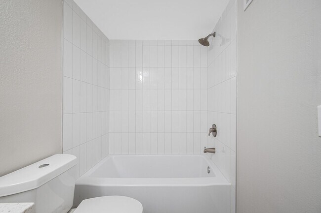 Building Photo - Spacious 1 Bed-1Bath Apartment Newly Renov...