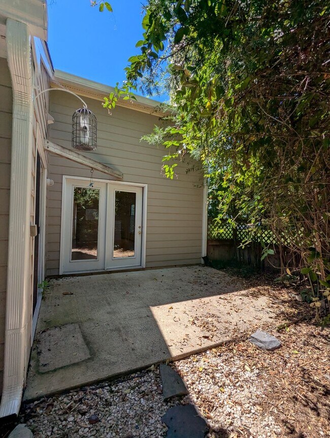 Building Photo - Beautiful townhouse with lakeside views, convenient to Chapel Hill and Durham!