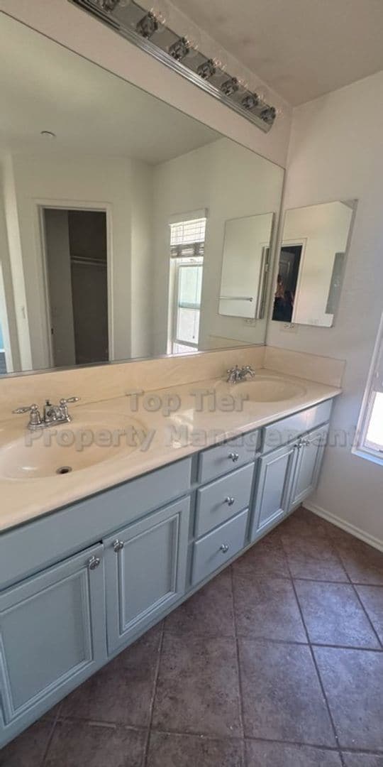 Building Photo - Charming 3-Level Townhome in Coronado Ranch