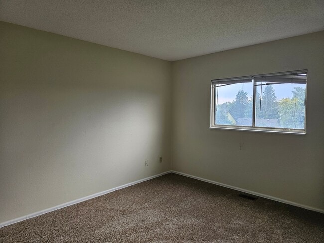 Building Photo - 2 Bedroom Home with Large Yard - Close to Waneka Lake Park