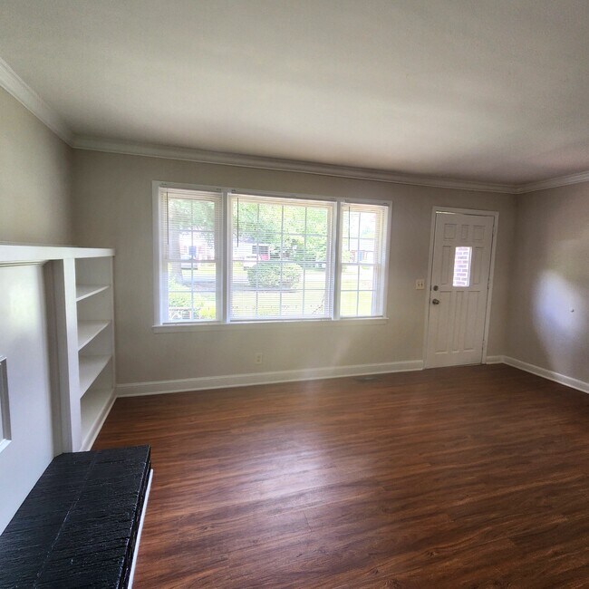 Building Photo - 6 N Gaywood Dr