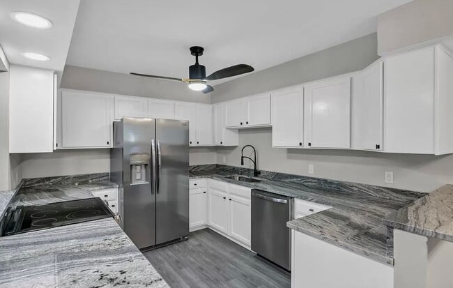 Building Photo - 3 Bedroom 3 Bathroom Condo in Yacht Cove