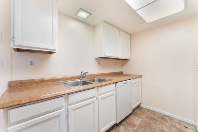 Building Photo - Spacious One-Bedroom Condo for Rent!