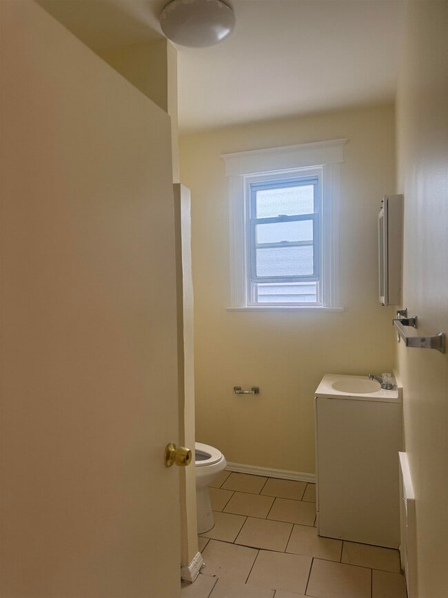 Building Photo - 239 Bayview Ave