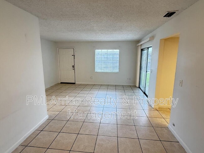 Building Photo - 3249 Bloomingdale Villas Ct