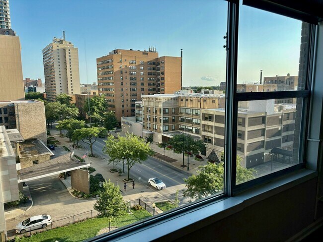 Building Photo - 6157 N Sheridan Rd